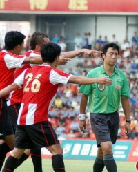 一竞技电竞- 里昂德比战爆发冲突，三名球员染红离场  