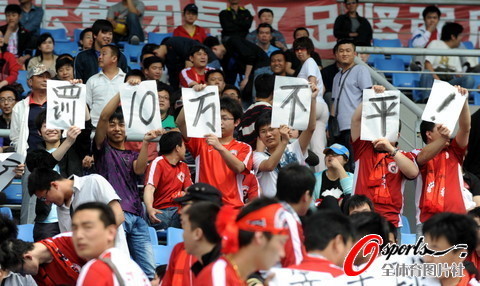  热那亚球迷抗议票价过高，俱乐部承诺调整政策  