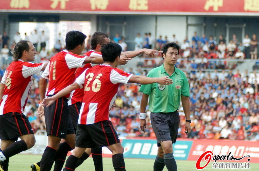  里昂德比战爆发冲突，三名球员染红离场  